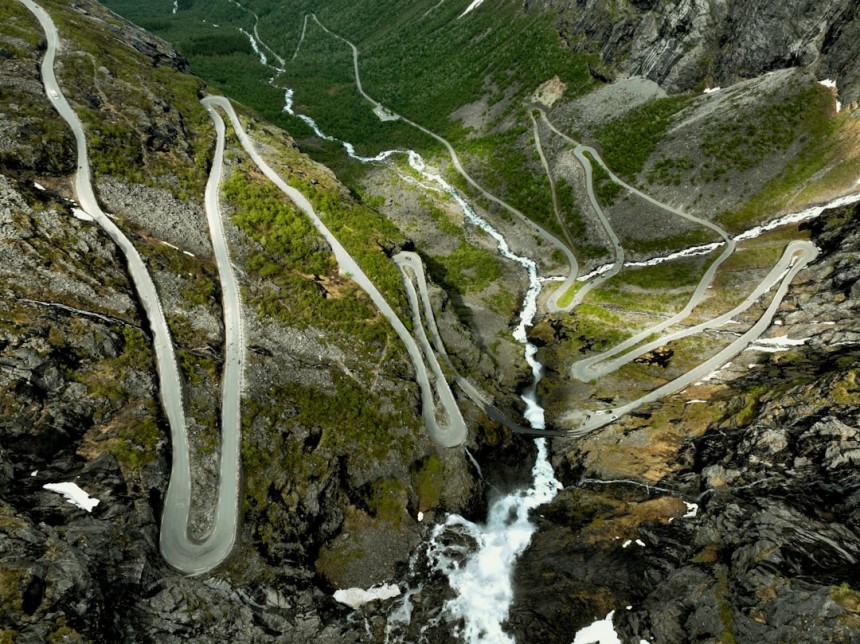 Route sinueuse de Trollstigen avec ses virages en épingle à cheveux