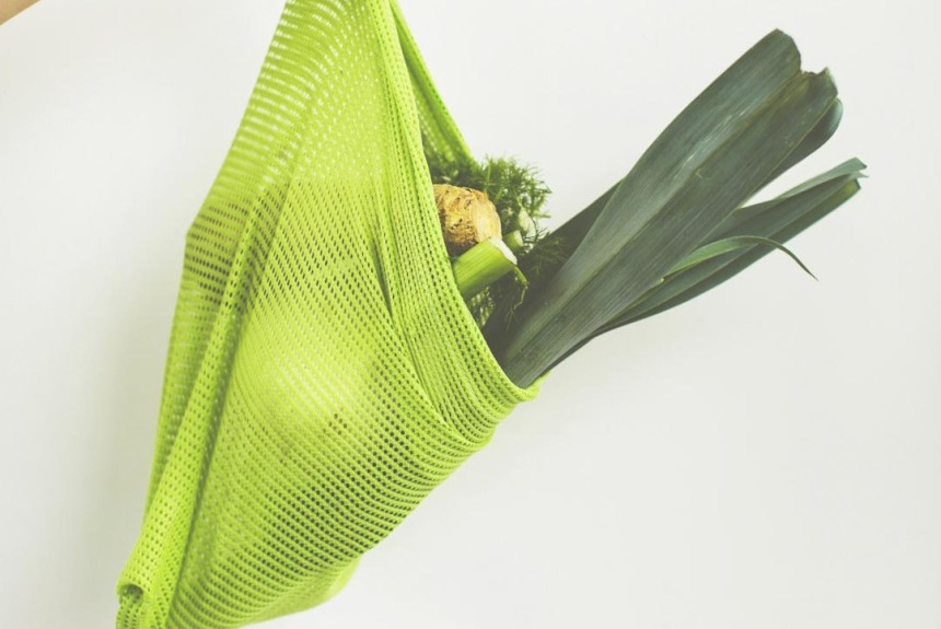 Voyageur avec un kit zéro déchet dans un paysage naturel