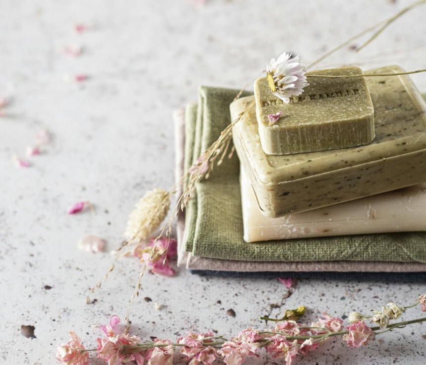 Produits cosmétiques solides et réutilisables pour le voyage