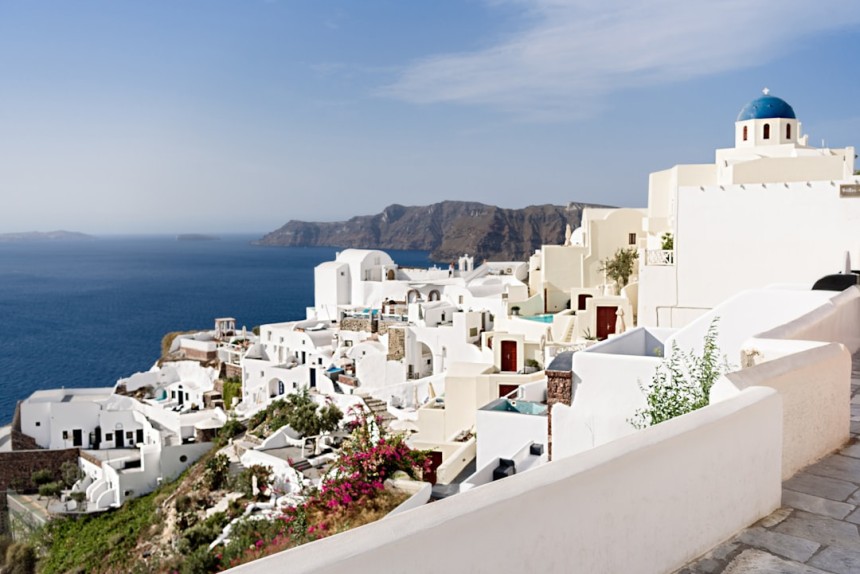 Vue sur la caldeira de Santorin avec maisons blanches et coupoles bleues