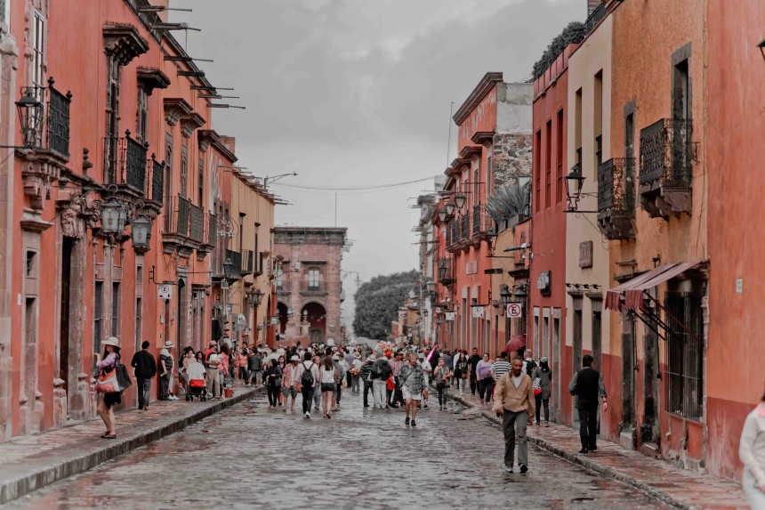 Vue colorée de San Miguel de Allende avec ses églises et rues pavées.
