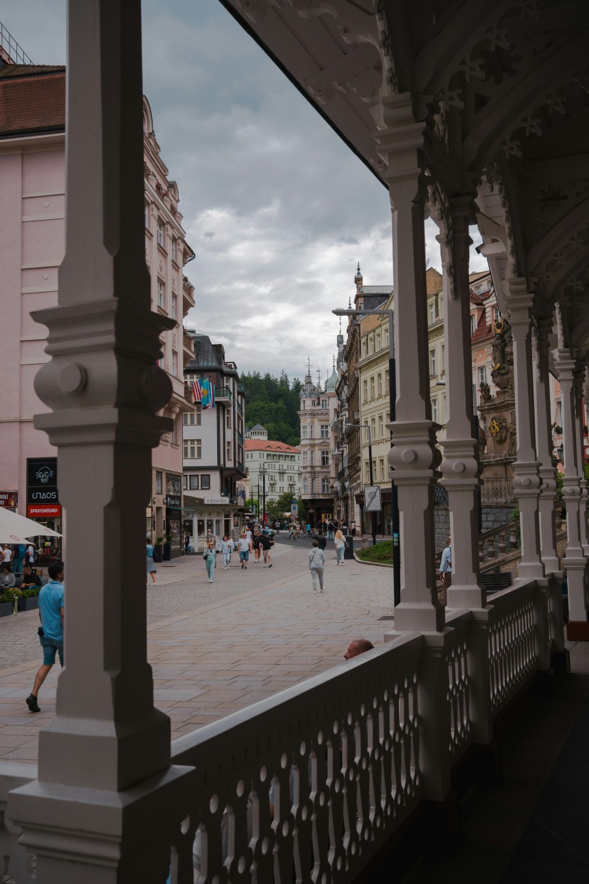 Vue panoramique sur Brașov et les Carpates