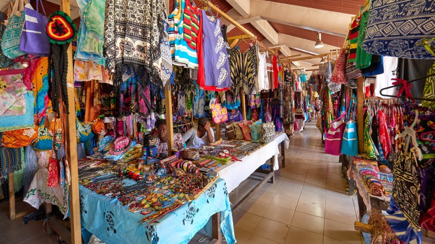 Marché local de Port Vila avec étals colorés et artisanat